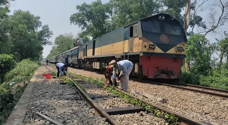 ব্রাহ্মণবাড়িয়ায় বেঁকে যাওয়া লাইনে ট্রেনের গতি ১০ কি.মি.